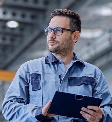 Mitarbeiter mit Tablet in der Hand